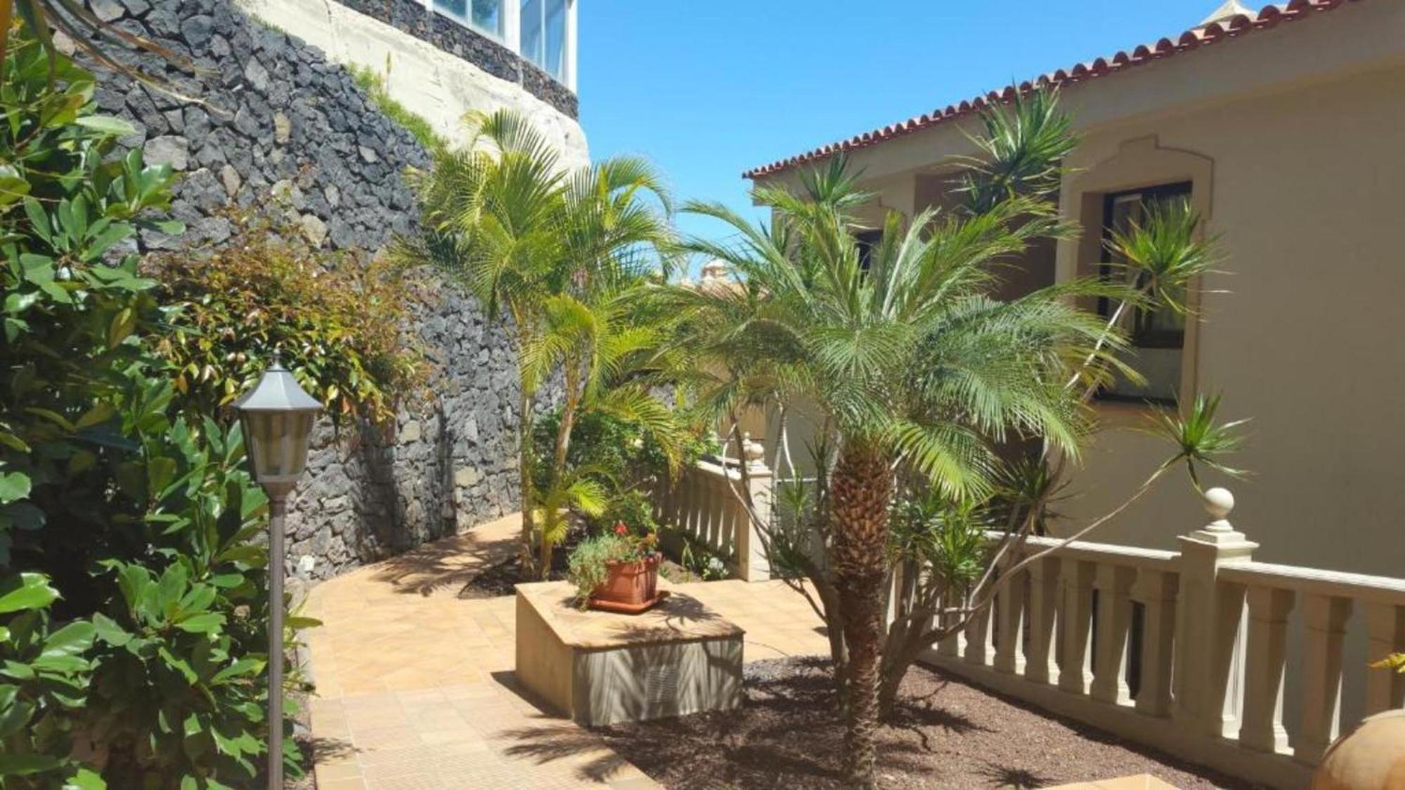 Con Piscina Y Vistas Al Mar Sobre Acantilado